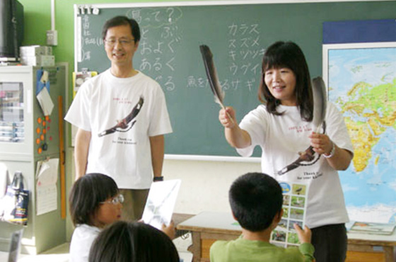 授業中の丸谷さん夫妻