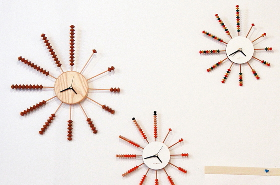 写真：そろばんの珠でできた壁掛け時計の展示