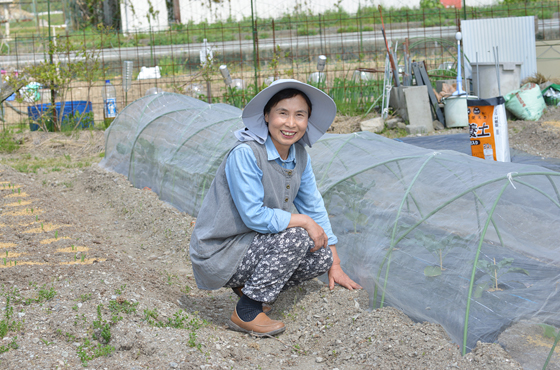 写真：神戸市から移住し、念願だった野菜作りを楽しむ星見美乃里さんは、神楽自治振興会のスタッフを務める