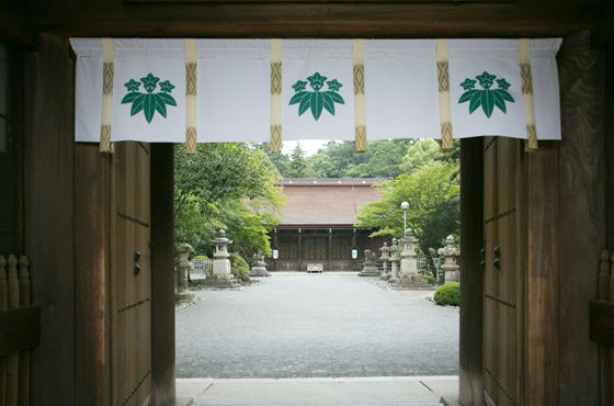 清和源氏発祥の地である多田神社。国指定重要文化財の拝殿には源満仲らが祀られている。