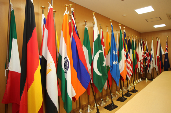 現在、30ヶ国の生徒が学ぶ県立芦屋国際中等教育学校。応接室に在校生の国旗が並ぶ。
