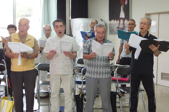 ステラコールの最高齢86歳の竹内弘憲さん（前列右から2番め）