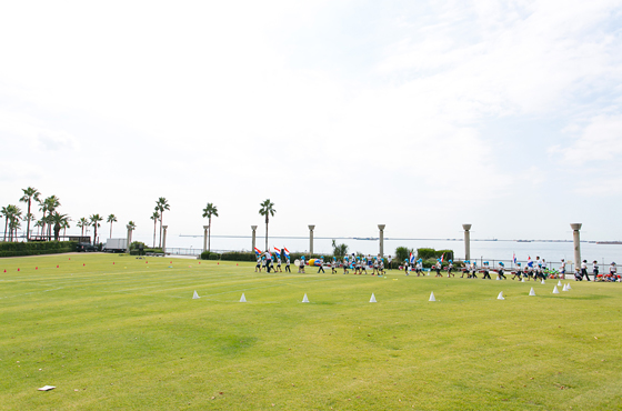 鳴尾浜臨海公園。芝生広場では幼稚園の運動会も行われテニスや海釣りなどが楽しめる。プールや温泉を備える健康増進施設は井上さんのお気に入り。