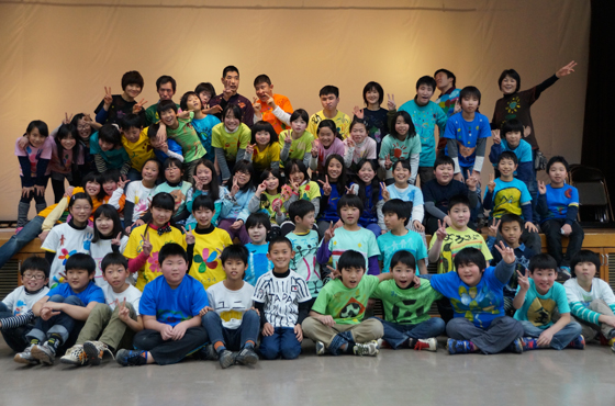 岡本さんの指導でTシャツをデザインした浜坂北小学校の生徒たち。
