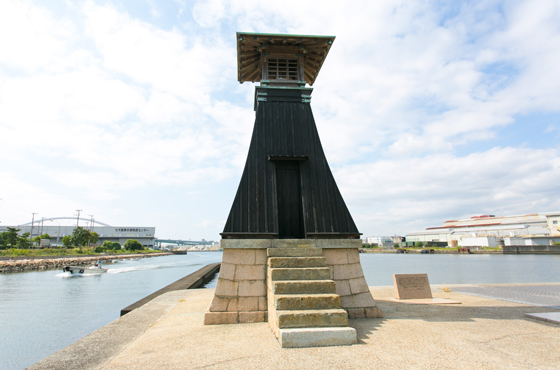 今津灯台は日本最古の木造灯台。200年を越えてなお海上保安庁の海図に載る現役。