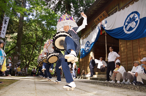 約450年前から続く久谷地区のざんざか踊り。中高生8人が古式ゆかしく踊る。