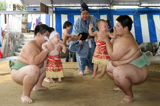 越木岩神社で毎年行われる泣き相撲。報徳学園相撲部部員が乳幼児を泣かせようと奮闘。引き分けになることが多い。