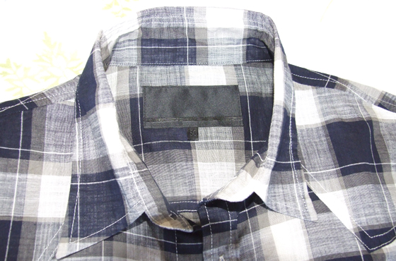 西脇の播州織とのコラボレーションで作られた藍染のシャツ。