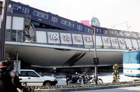 震災直後の阪急伊丹駅　1階が崩れ、2.3階が落下した。（写真提供　人と防災未来センター）