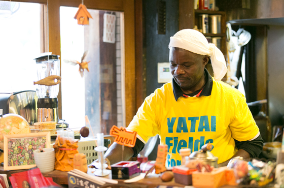 オープンの時からカフェのキッチンを切り盛りするのは、ガーナ人のアブラハム・エデゥ・オポンさん。