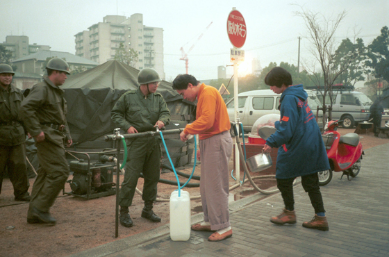 平成7年1月22日、神戸市東灘区の自衛隊による臨時給水所。