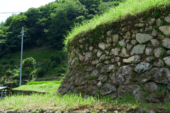狭い土地の農地を広く使うために作られた「寺勾配」の石垣
