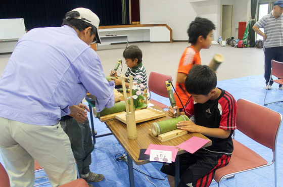 淡路文化会館で開催された「緑の少年団」との交流イベントで行われた竹工作教室