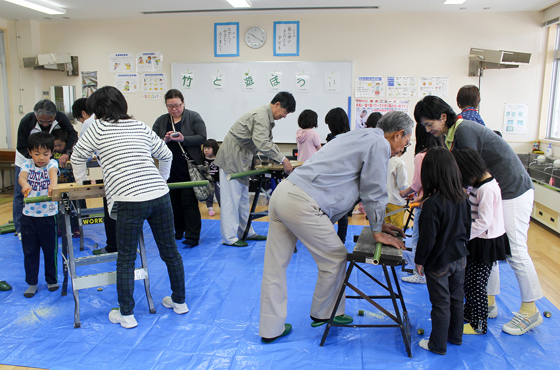小学生向けに開催され、切ったり彫ったりして作る竹細工