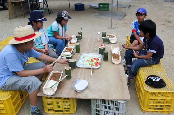 竹の器でカレーライスを食べる、地元小学生の夏休み子ども合宿