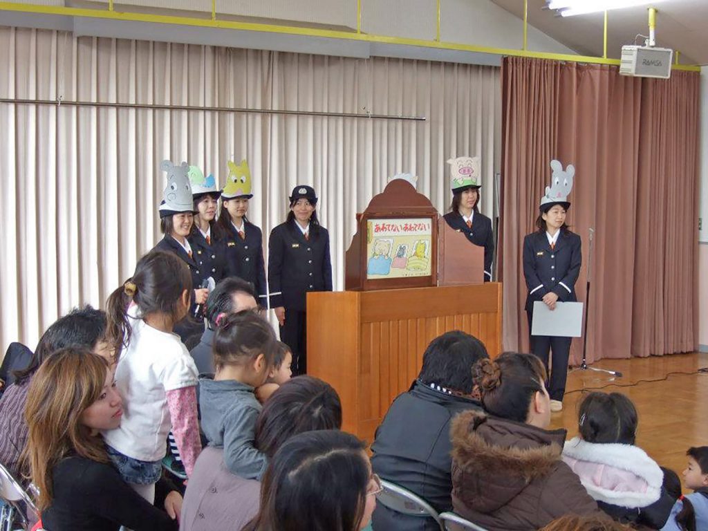 防火・防災の啓発活動を行う横山さんを始めとする女性消防団
