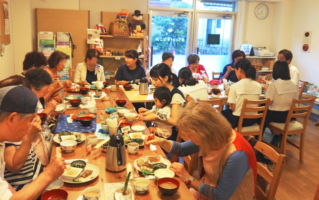 「まちcafeなごみ」では、多世代参加型夕食会「なごみで晩ご飯」も毎月3回開催されています