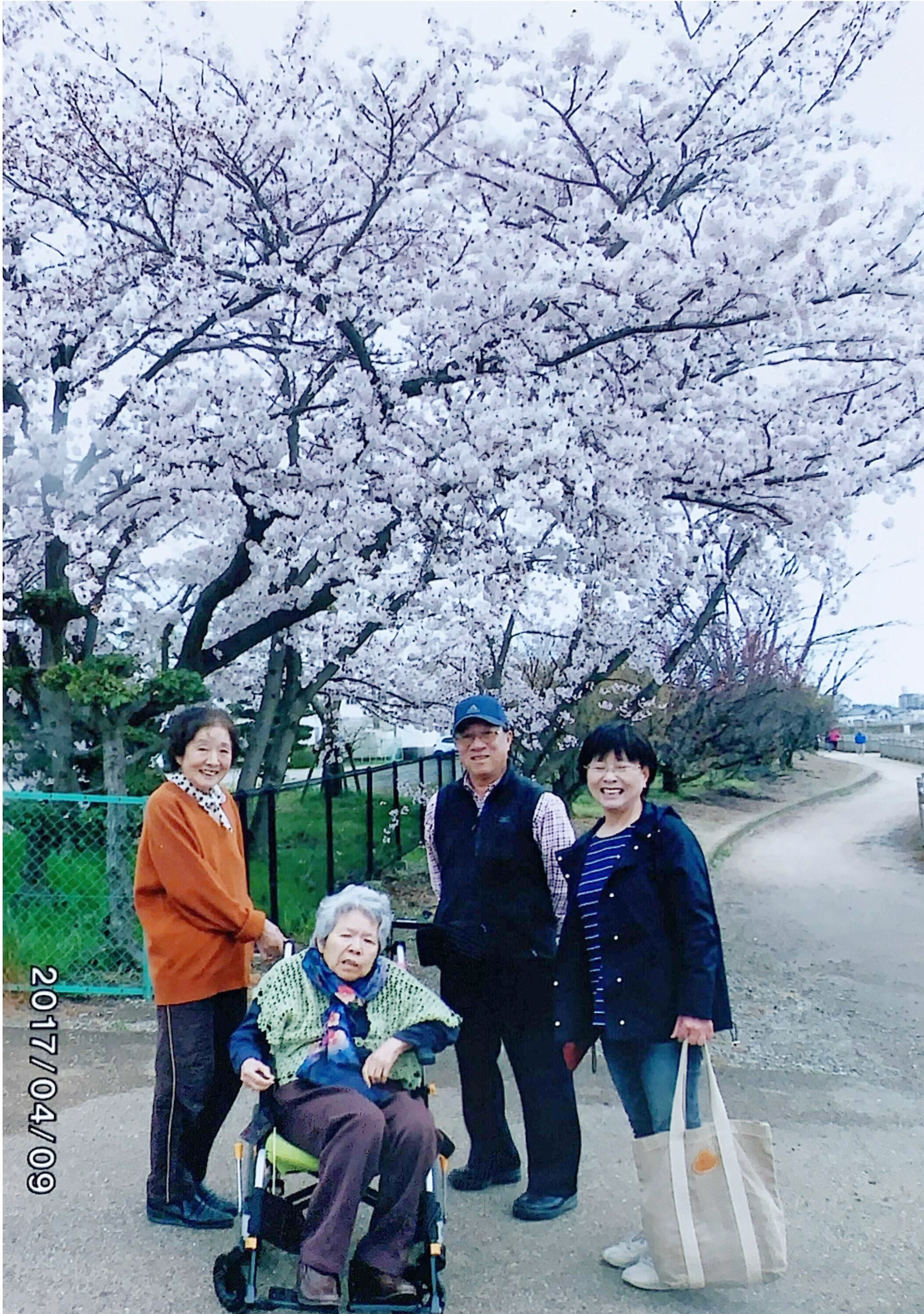 散歩中に近所の方と桜をバックに撮影