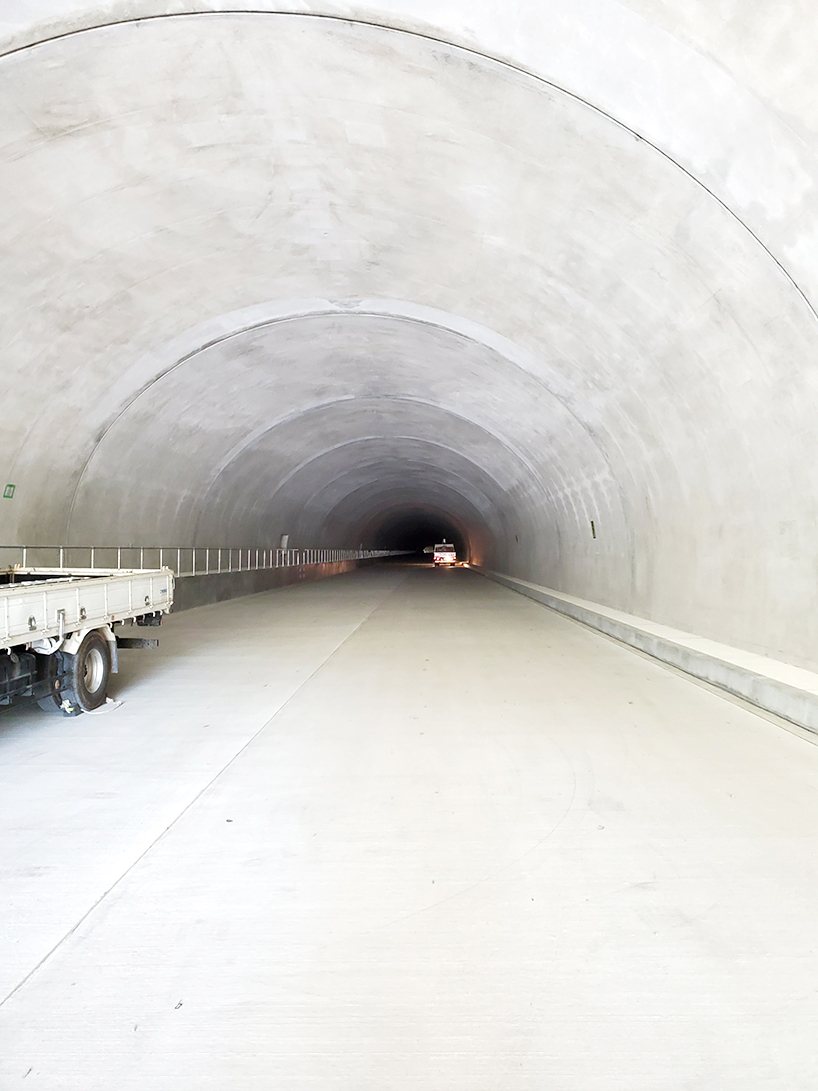 工事に入った自動車道のトンネル