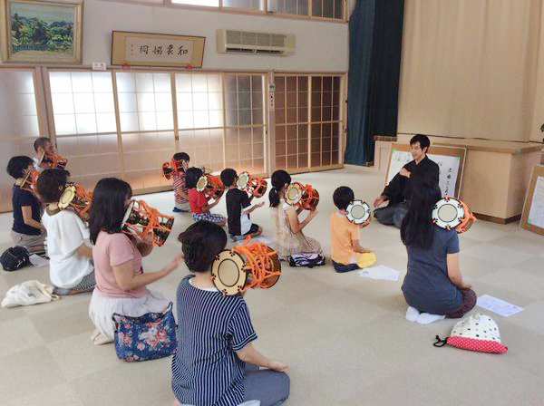 「新丹波猿楽座」を立ち上げ、親子に小鼓を教える上田さん